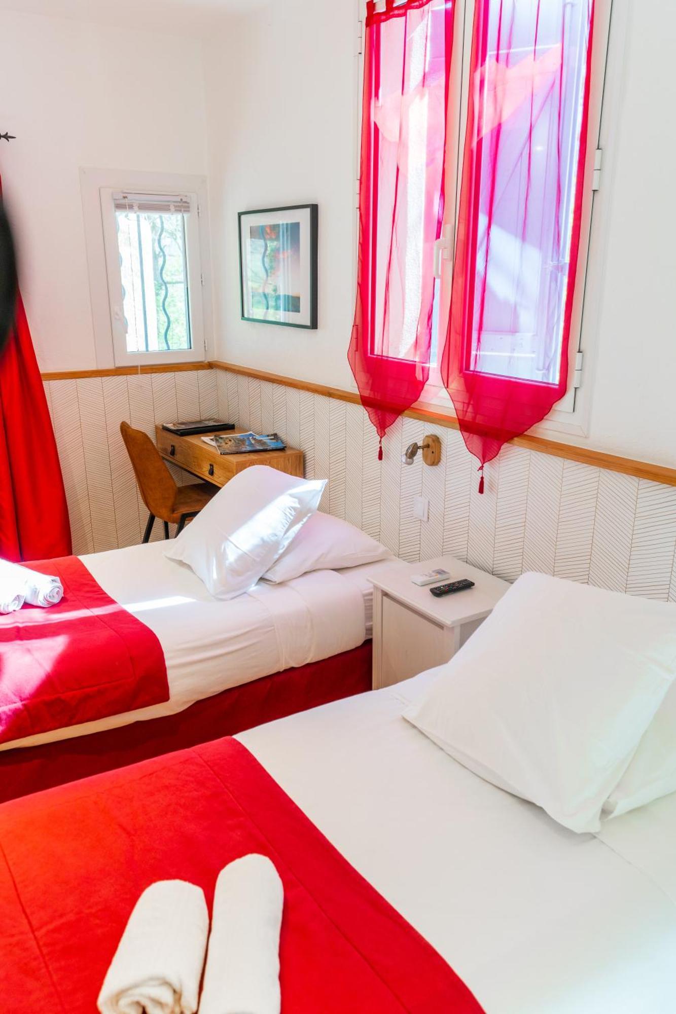 Hotel Au Bien Etre Piscine Chauffee Villecroze Esterno foto